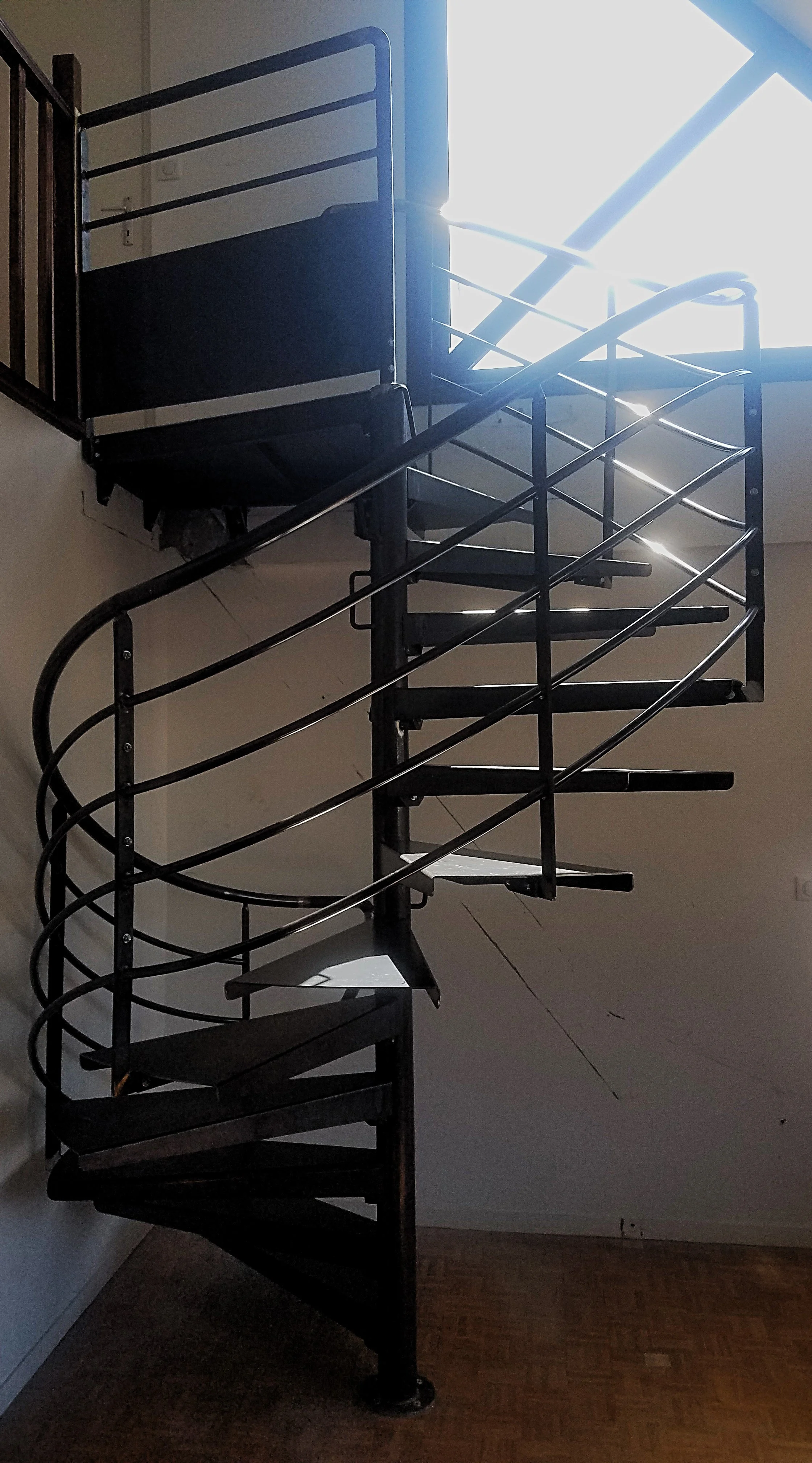 Escalier colimaçon brut, Grenoble (bâtiment)