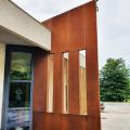 Mur signal en acier corten, Golf de St Martin d'Uriage (bâtiment)
